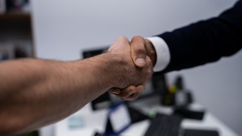 Apretón de manos al cerrar una operación inmobiliaria