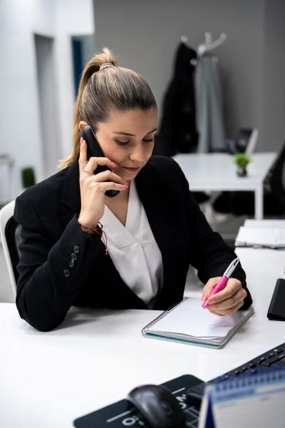 Aida atendiendo una llamada con un cliente