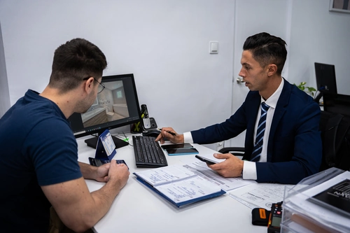 Felipe Navarro atendiendo a un cliente
